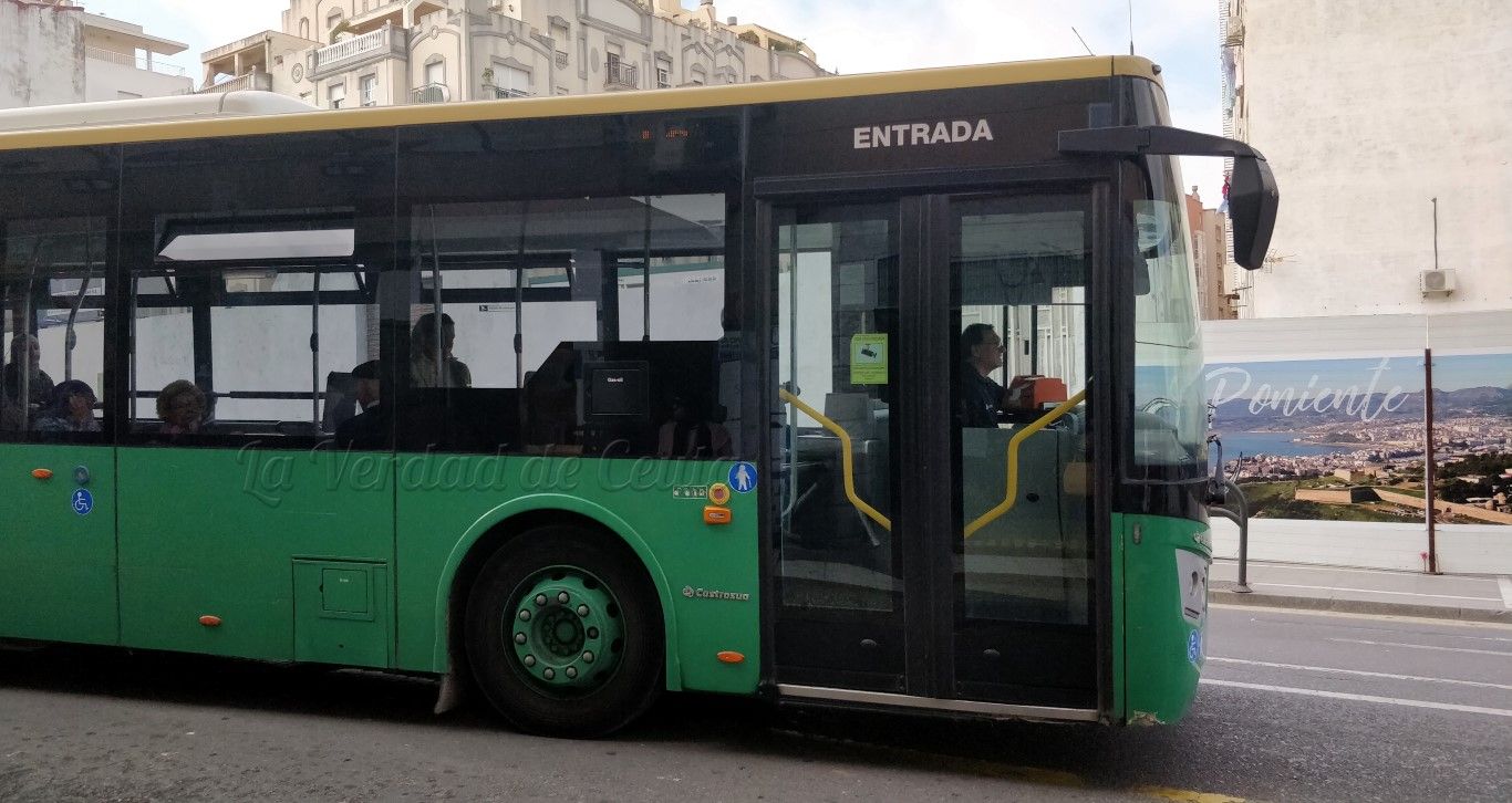 Los solicitantes deberán de aportar una fotocopia del DNI así como la certificación de estar inscrito en el SEPE