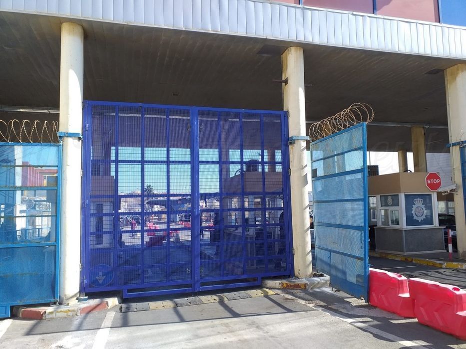 Instalan las nuevas puertas de seguridad en la frontera
