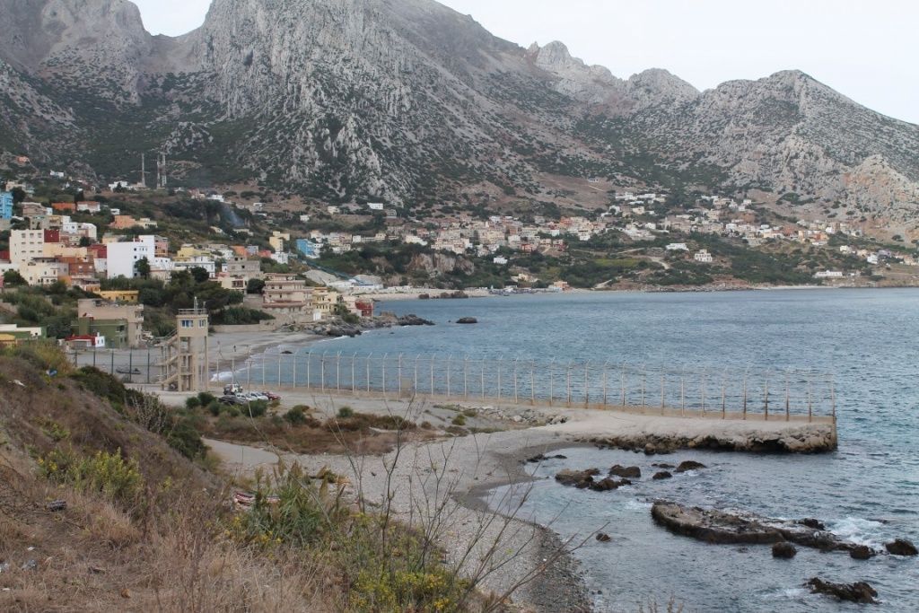 Hallan el cuerpo sin vida de un joven inmigrante flotando en el agua cerca de la frontera de Benzú
