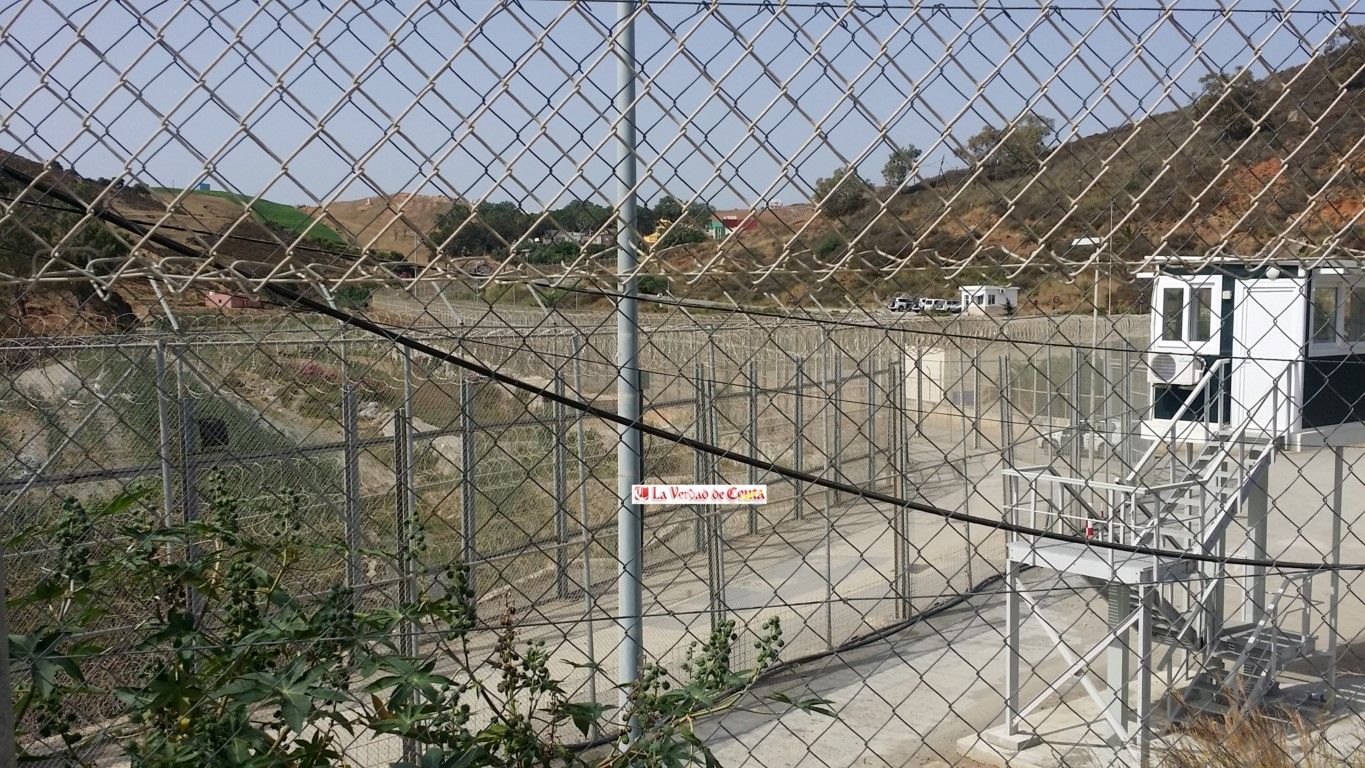 Inocentada: El Gobierno da marcha atrás y vuelve a recolocar las concertinas en el vallado de Ceuta