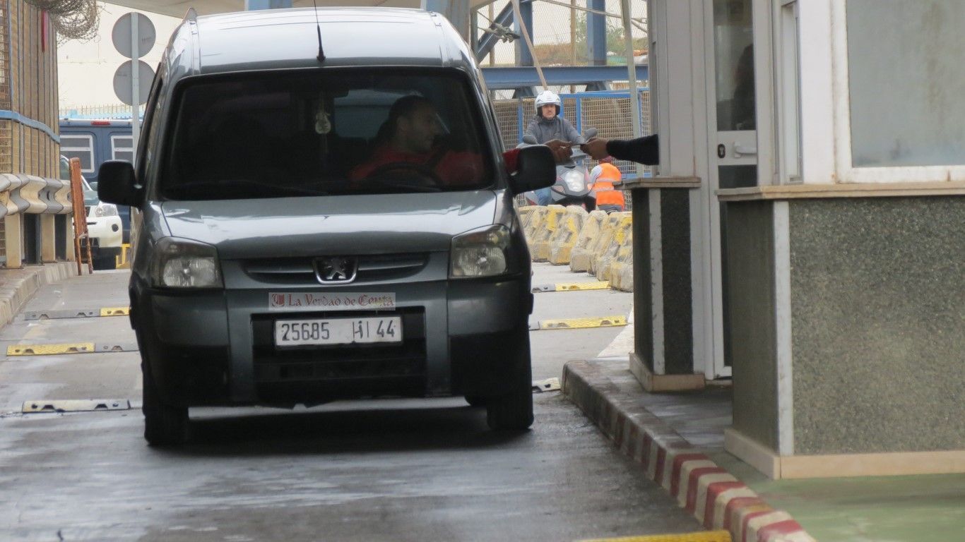 La frontera del Tarajal reduce la entrada de vehículos de Marruecos con las nuevas medidas de control