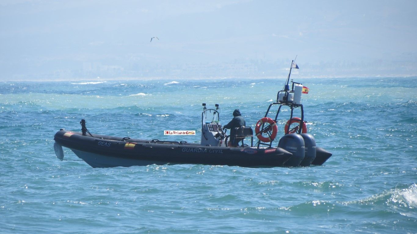 13 inmigrantes del CETI interceptados en el mar con el objetivo de colarse en un barco y cruzar el Estrecho 