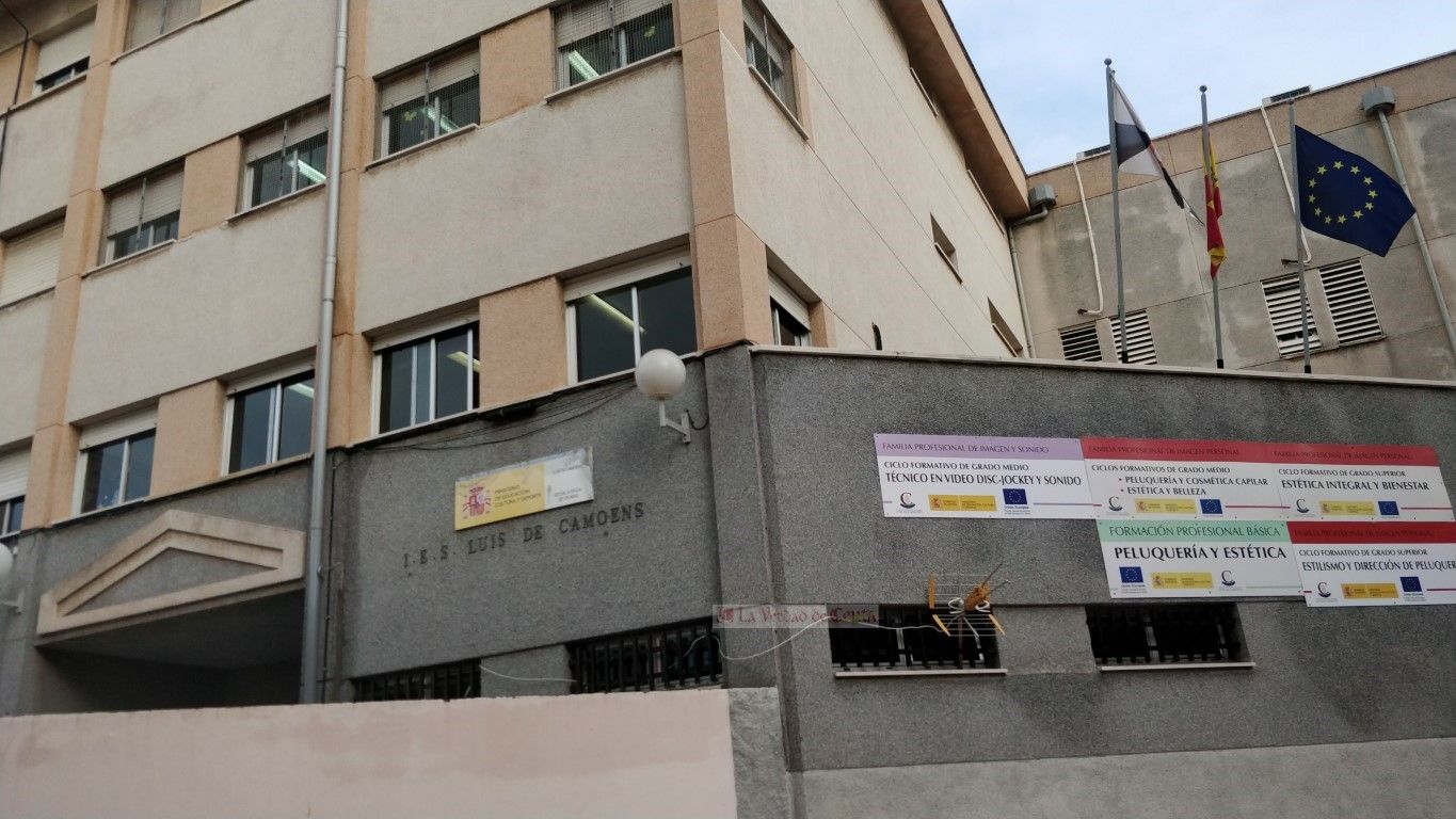 El IES Luis de Camoens organiza la Exposición "Pioneras del pasado"