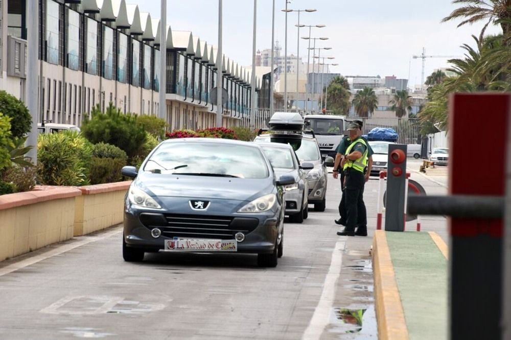 En libertad tras ser pillado en el puerto con 5 migrantes hacinados en su furgoneta