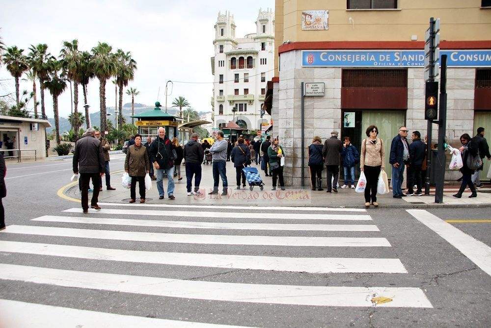El uso del móvil y la impaciencia, principales factores de riesgo en los cruces por los pasos de peatones