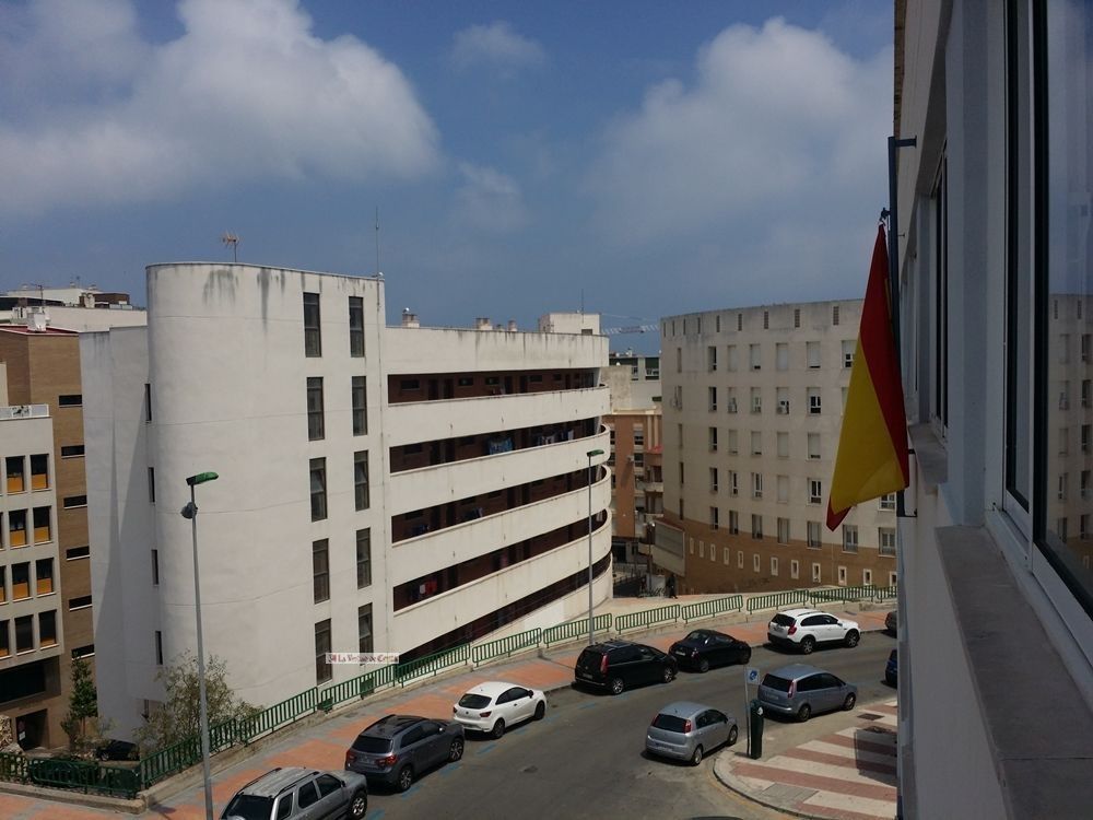 Gobernación facilita el aparcamiento a usuarios de tarjetas de residente de zona azul.