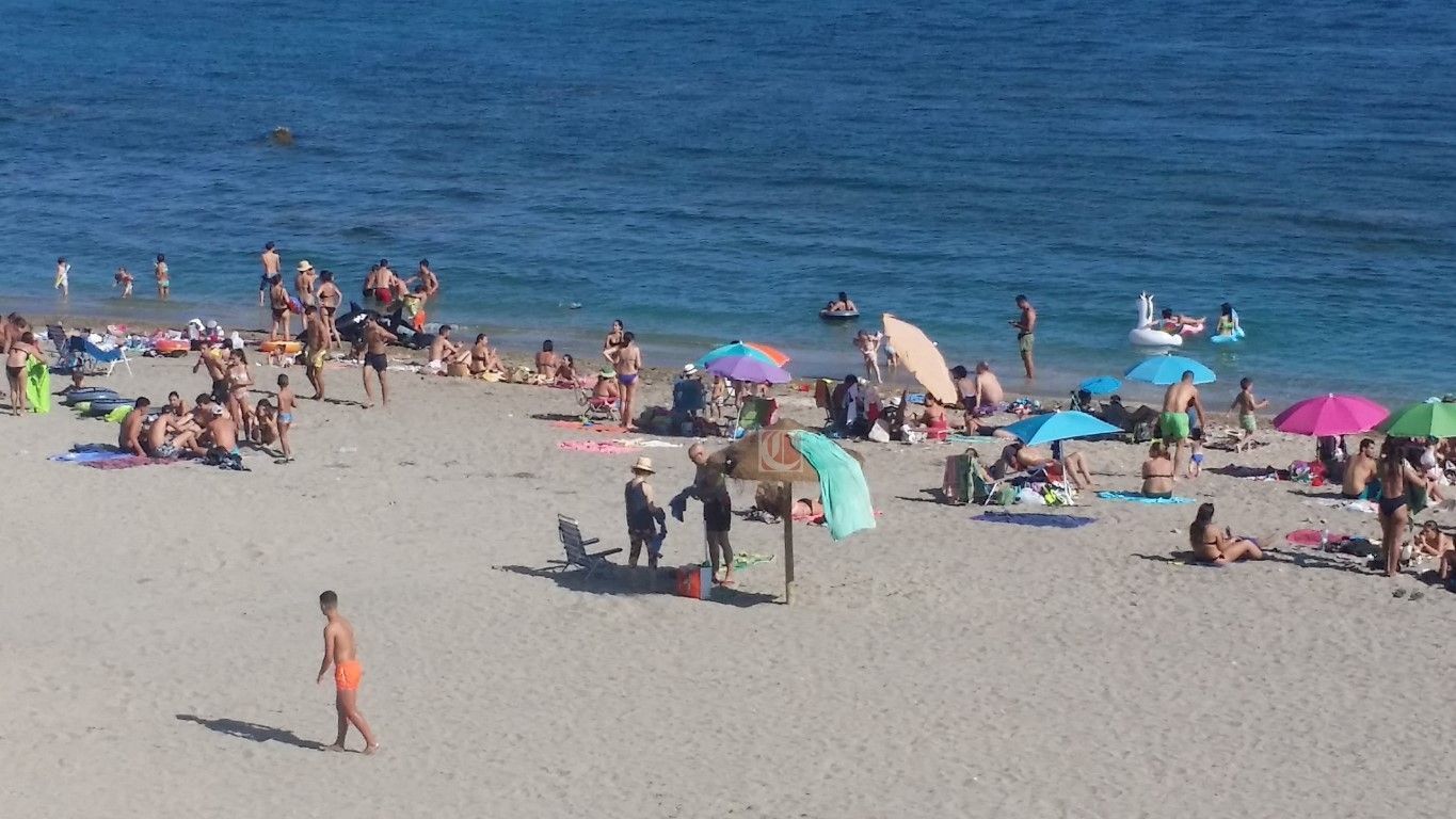 Denunciadas 9 embarcaciones y motos de agua por poner en peligro a los bañistas.