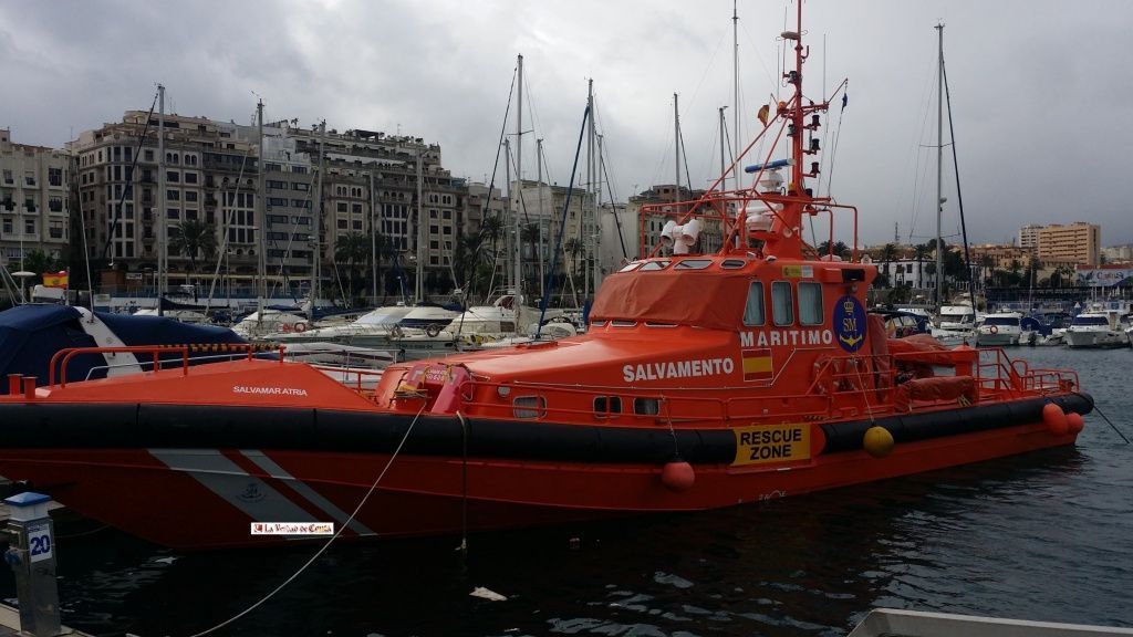 Rescatados 10 inmigrantes de una patera en el Estrecho