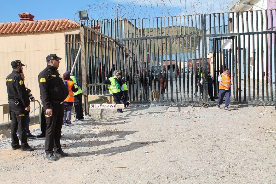 Vigilantes de seguridad en el Polígono del Tarajal