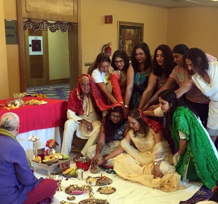 Siete mujeres casadas bendicen a la novia durante la Ghari Puja