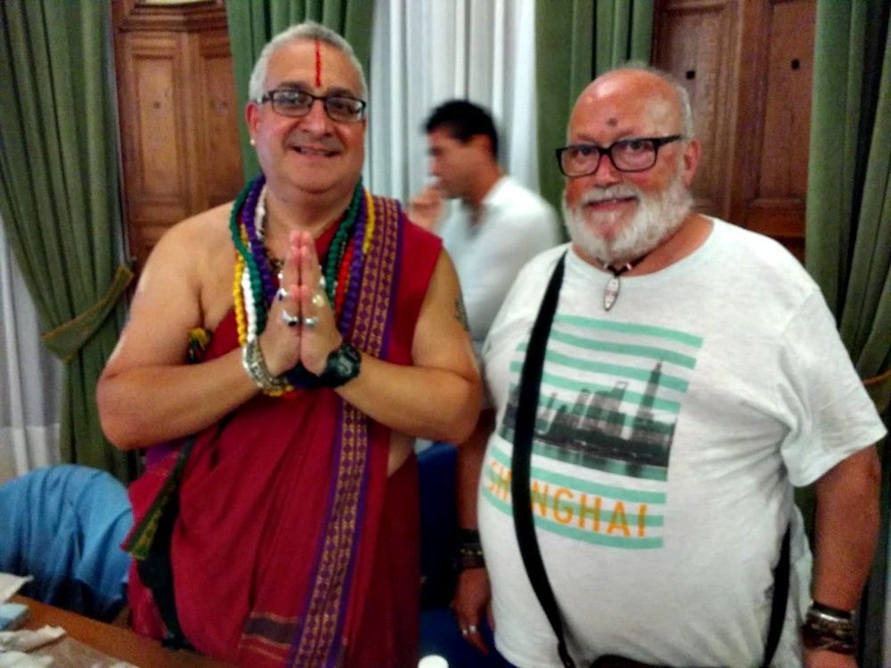 Juan Carlos Ramchandani con uno de sus muchos seguidores en Euskadi. Juan Carlos Ramchandani con uno de sus muchos seguidores en Euskadi 16 08 18