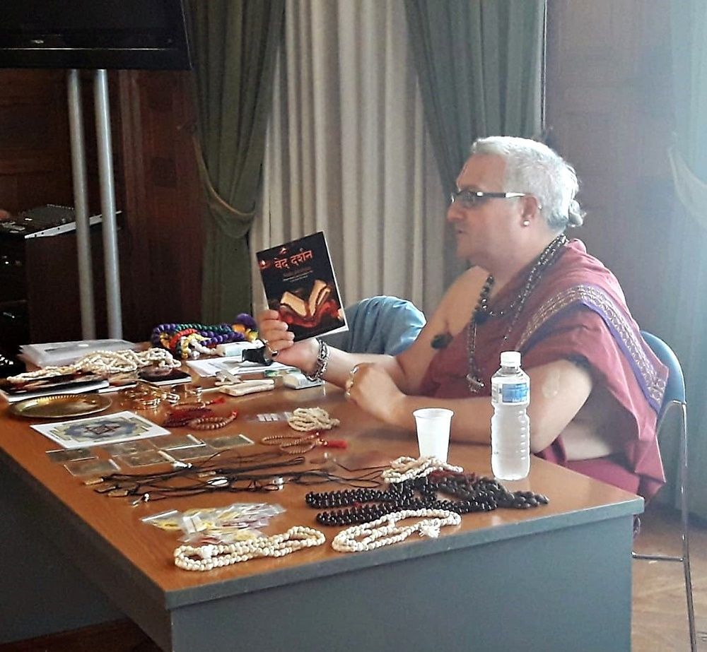 Presentando el libro Veda dárshan.