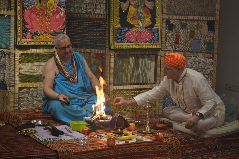 Ramananda haciendo ofrendas al fuego sagrado.