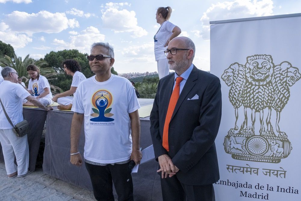 Swami Rameshwarananda junto a Sanjay Verma, Embajador de la India en España.