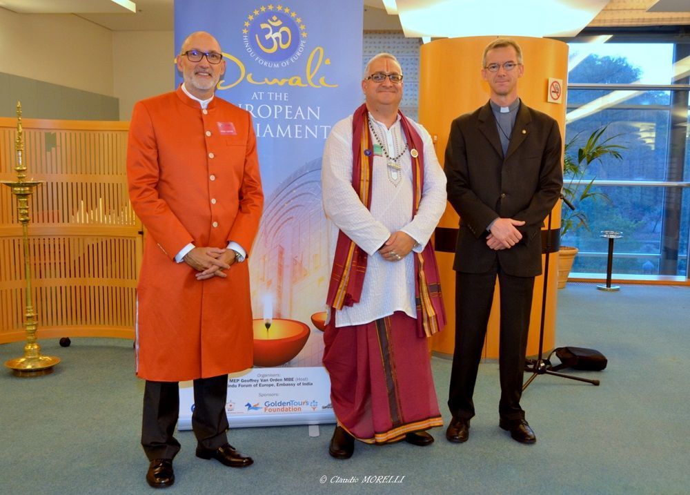  Ramchandani con Swami Rameshvarananda de la Fundación Phi y el Padre Olivier Poquillon secretario general de la comisión de obispos en la Unión Europea. 