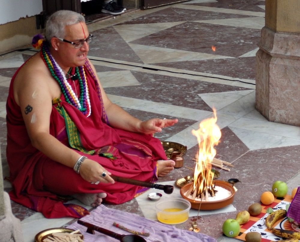Recitando  mantras  y  ofrendas  al  fuego sagrado Ramchandani 16 08 18
