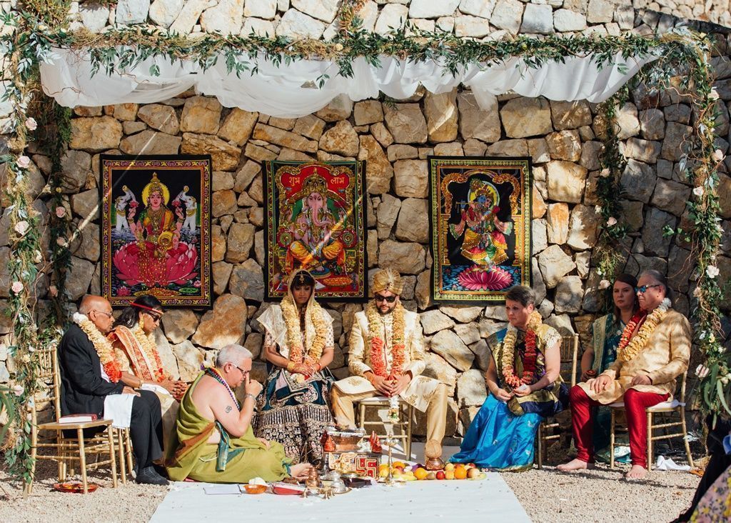 Vista del Mandap con los novios y sus padres. Foto: Ana Adriana Photography