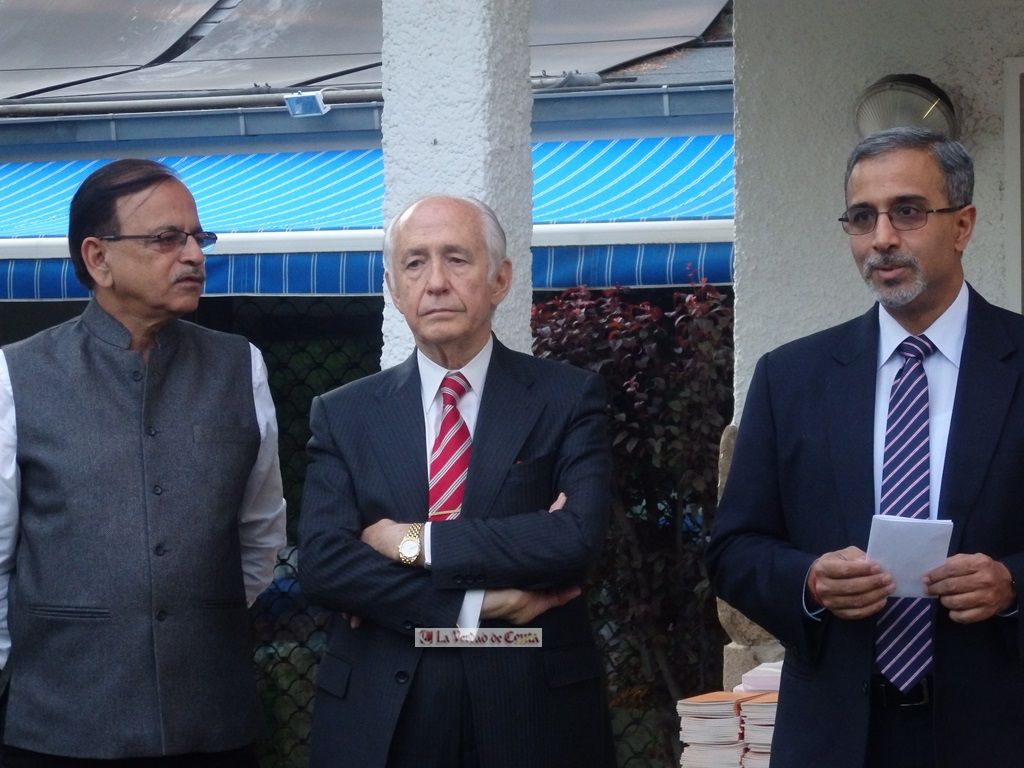 El profesor Anil Dhingra, Rafael Iruzubieta y Venkatesh Varma durante la presentación. 